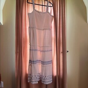 Draper James White Maxi Dress with Blue Embroidery
Never worn 2 side pockets